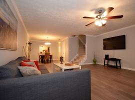 Modern 2BR Townhome, Sleeps 6,Near ATL, hotel i Conyers