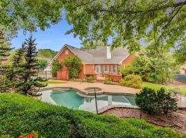 Luxury 5BR Estate, Sleeps 12, Dream Pool, hotel i Conyers