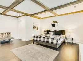 Luxury Poolside 4BR Sanctuary, Sleeps 8