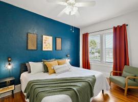 Downtown Den-King Bed~Heart of Eustis~Queen Sleeper~Upstairs~Bright & Happy, hotel v destinaci Eustis