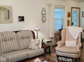 Cozy cottage near the beach with internet, AC, Washer/Dryer, hotel v mestu Fernandina Beach