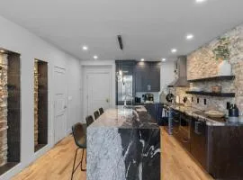 Most Luxurious1Br in town And steps to the Gondola