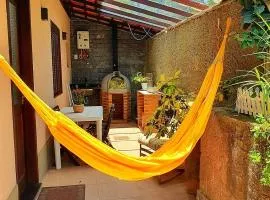 Recanto de Itaipava - casa com forno de pizza a lenha, churrasqueira, pet friendly, equipada para até 6 pessoas, em meio à Natureza e próxima ao centro do bairro