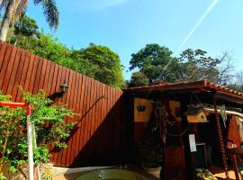 Aconchego de Itaipava - casa de 3 quartos, equipada, área kids, jacuzzi, pet friendly, churrasqueira, em meio a Natureza e próximo ao centro do bairro, Hotel in Petrópolis