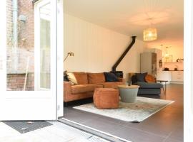 Spacious and attractive family home near Amsterdam, hotel v destinaci Overveen