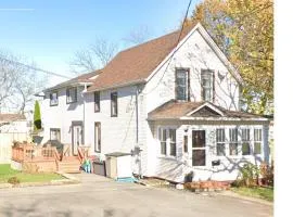 Niagara Sky Line 6 Bedroom Villa - Walk to the Falls & Free Breakfast Delivered Daily