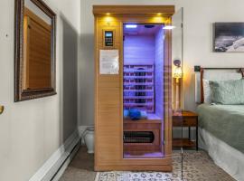 Beautiful Mountain Views in Iconic Building，萊德維爾的飯店