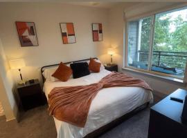 Beautiful Condo on Riverwalk King Suite w Free Parking Pet Friendly Centrally Located on the Riverwalk, ξενοδοχείο στο Σαν Αντόνιο