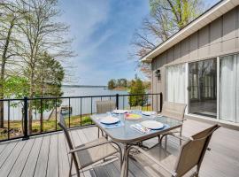 Lakefront Troutman House with Spectacular Sunsets!, hotel v destinaci Troutman