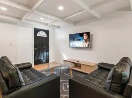 Guest House, Accessible to Downtown, & Fast WiFi!