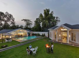 SaffronStays White Pearl, hotel met hottubs in Zadapoli