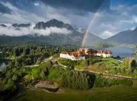 Llao Llao Resort, Golf-Spa、サン・カルロス・デ・バリローチェのプール付きホテル