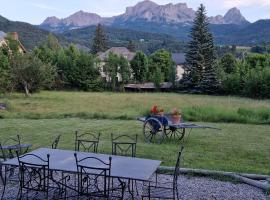 Maison dans parc clôturé, holiday home in Barcelonnette