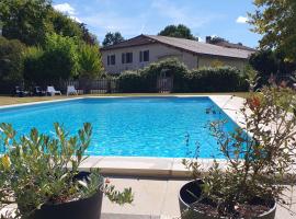 Domaine Bardon - Deux Gîtes avec piscine pouvant accueillir jusqu'à 15 personnes à la campagne, Charente-Maritime, hotel di Chaunac