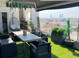 3 Br Penthouse Jacuzzi Seaview, hotel di Limassol