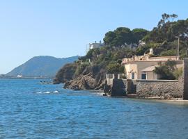 Les 2 Rives, hotel in Toulon