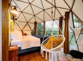 Magia Glamping, Domo Full Moon, entre las sierras y el mar, Hotel in Punta Colorada