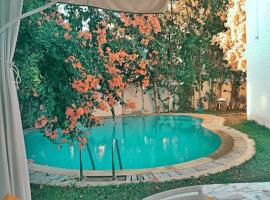 Villa avec piscine privée, place to stay in Potinville