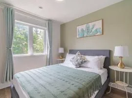 Morden tasteful 3BR Condo Getaway Free Parking