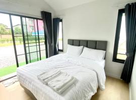 สุขสวัสดิ์ มินิรีสอร์ท, casa de campo em Ban Long