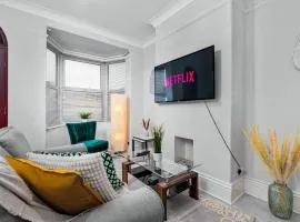 Stylish 4-Bed Home in Sheffield