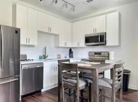 Luxury 4Beds 3Baths 2Balcony Penthouse 542Blvd