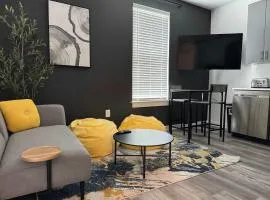 Luxury 2B2B Penthouse with Balcony Downtown 542Blvd