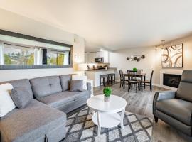 Modern Condo with Family-Friendly Hot Tub 102, Hotel in Blaine