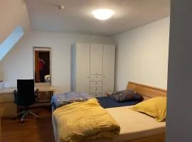 Kleinmachnow Schlafzimmer mit Schreibtisch und Bad im Flur