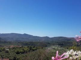 Spacious Retreat with Captivating Mnt View, ξενοδοχείο σε Sotiriánika