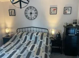 Cosy home from home with PRIVATE BATHROOM - FREE PARKING