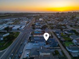 Sleeps 22 Two Houses Game Rooms, hotel in Oceano