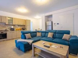 ATENEO - TREVI 2 Rooms, Modern Apartment DeLuxe, BIG Terrace, Plus FREE Parking