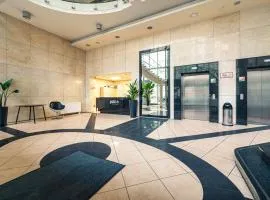 City Center Apt - Parking, Balcony, Workspace, AC - by Rentujemy