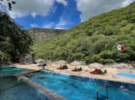 Rancho El Venado Termales、Acaticのロッジ