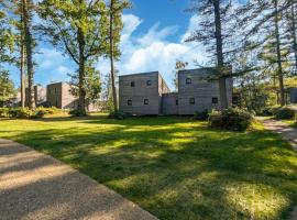 Family Retreat with Pools, hotel en Antoing