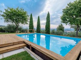 Modern house with pool overlooking hills, hotel in Montelupone