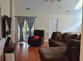 Work Groups Welcome! 3 Bedroom House with screened in porch