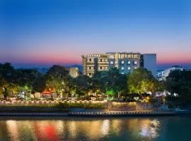 Riverbank Hotel