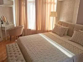 Gorgeous two minutes from park