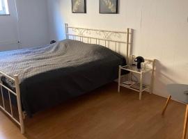 Bed minus breakfast Den hyggelige k&aelig;lder, acomoda&ccedil;&atilde;o com cozinha em Nyk&oslash;bing Falster