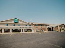 Quality Inn & Suites Watertown near Prairie Lakes Ice Arena, hotel in Watertown