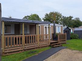 Chalet Aventura 1-6 pers- 3 slaapk- 2 badk- Berging- Inchecken al vanaf 13 uur - incl gebruik koffie en thee, &sigma;&alpha;&lambda;έ &sigma;&epsilon; Lauwersoog