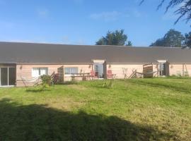 Eco-gîte à la Ferme d'Elles, hotel a Saint-André-de-lʼÉpine