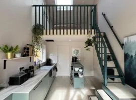 Ashburton unique Studio House, close to Cookery School, private entrance & parking