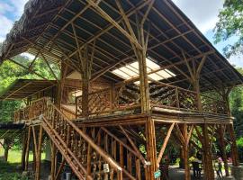 Colibamboo Ecolodge Biocasa artesanal rodeada de naturaleza con jaccuzi y mucho más, alojamento na praia em Pacho