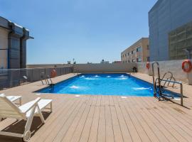 Áticos Lux Sevilla Piscina Parking, hotel v destinaci Bormujos