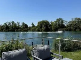 Molly's Lodge - Cotswolds Lakeside Lodge