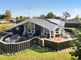 Nice Home In Ebeltoft With Sauna