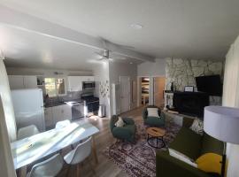 Bear Nest - Cozy 2 bedroom House adjacent to National Forest with Deck BBQ Fireplace, hotell sihtkohas Sugarloaf